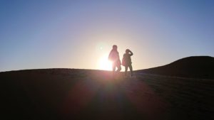 モロッコでサハラ砂漠でラクダに歩いて帰るメンバーの写真