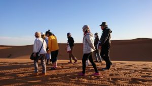 モロッコでサハラ砂漠でラクダに歩いて帰るメンバーの写真4