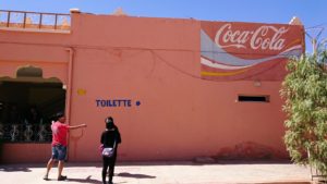 モロッコでカッターラからトドラ渓谷へ向かう途中のサービスエリアにて