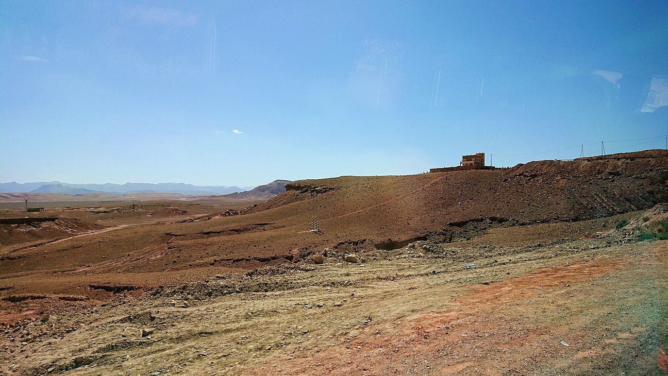モロッコでカッターラからトドラ渓谷へ向かう道中の様子3