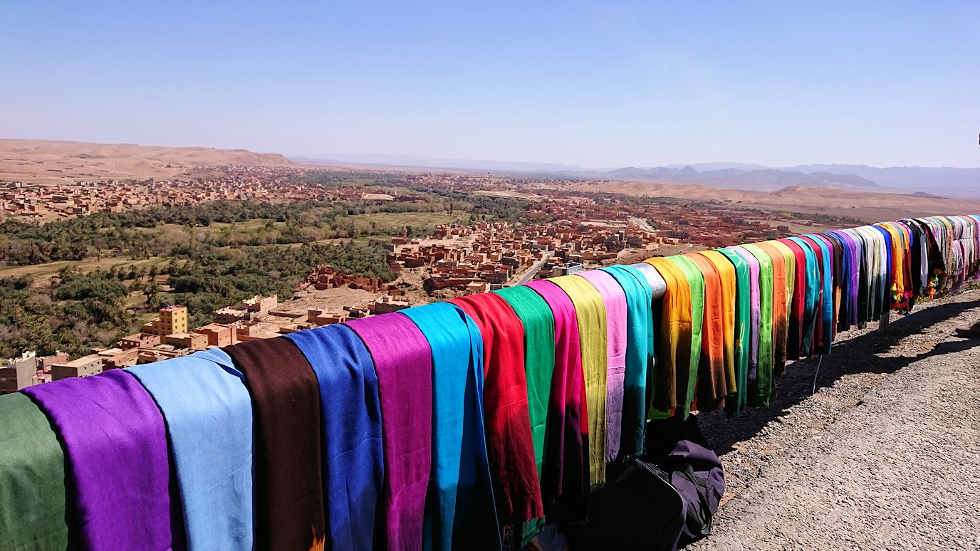 モロッコでカッターラからトドラ渓谷へ向かう道中のオアシスにて休憩