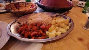 モロッコのトドラ渓谷からワルザザートへ向かうにレストランで料理を食べる2