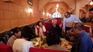 モロッコのトドラ渓谷からワルザザートへ向かうにレストランで料理を食べる6