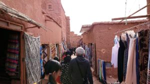 モロッコのワルザザートのアイト・ベン・ハッドゥ内を進んでいく8