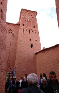 モロッコのワルザザートのアイト・ベン・ハッドゥ内を進んでいく9