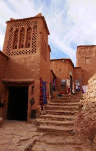 モロッコのワルザザートのアイト・ベン・ハッドゥ内を登って行きます