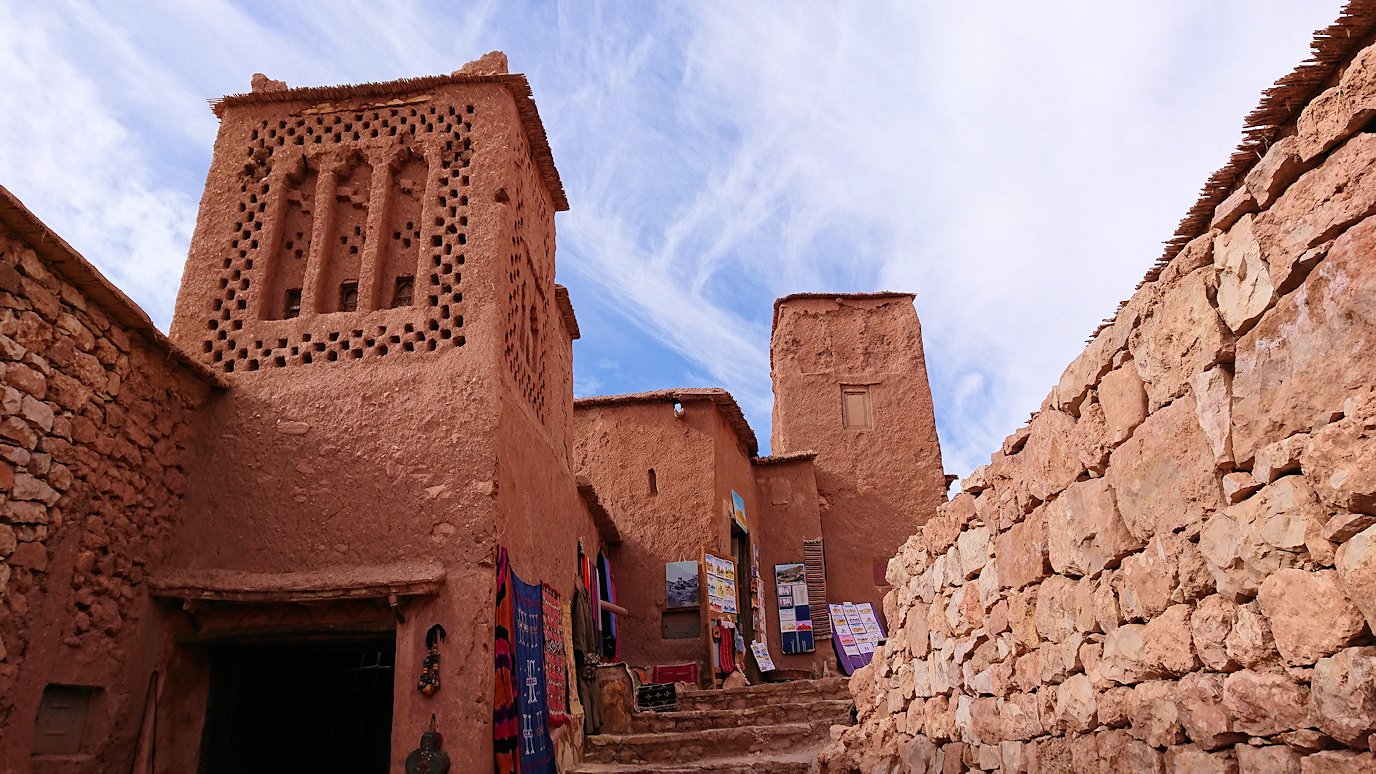 モロッコのワルザザートのアイト・ベン・ハッドゥ内を登って行きます1