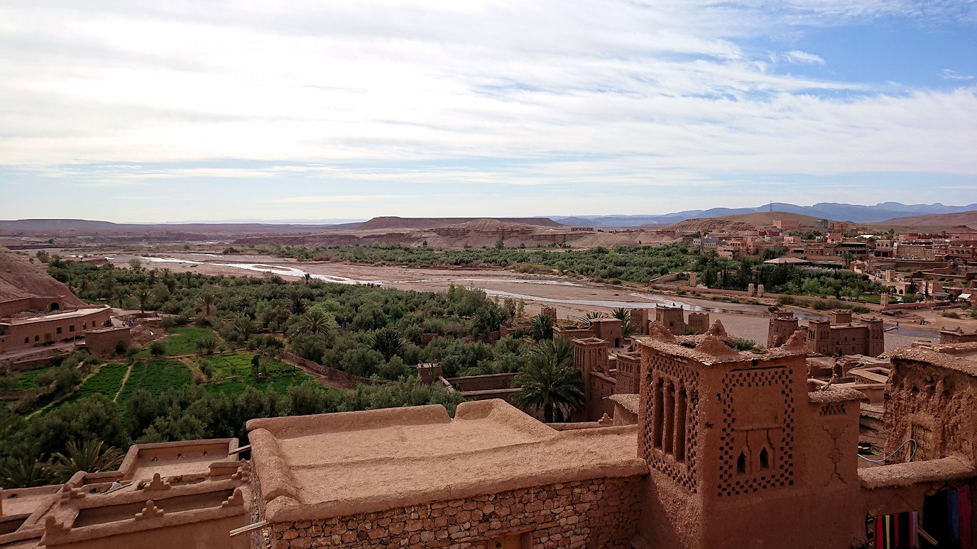 モロッコのワルザザートのアイト・ベン・ハッドゥ内を上の方まで登って行きます1