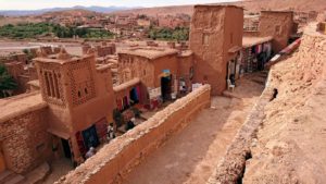 モロッコのワルザザートのアイト・ベン・ハッドゥ内を上の方まで登って行きます3