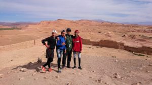 モロッコのワルザザートのアイト・ベン・ハッドゥ内を上の方まで登った頂上で写真撮影タイムは続く