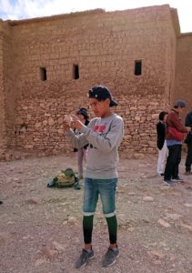 モロッコのワルザザートのアイト・ベン・ハッドゥ内を上の方まで登った頂上で写真撮影タイムは続く3