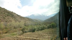 モロッコのティシュカ峠からマラケシュヘ移動途中の景色1