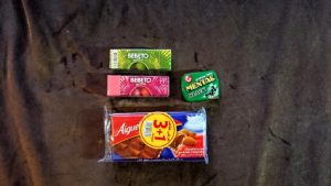 モロッコのマラケシュのホテルでさっき購入したお菓子類を確認7