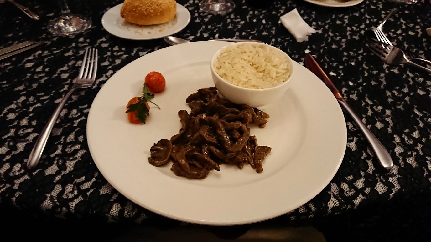 モロッコのマラケシュのホテル内のレストラン会場で夕食を食べる8