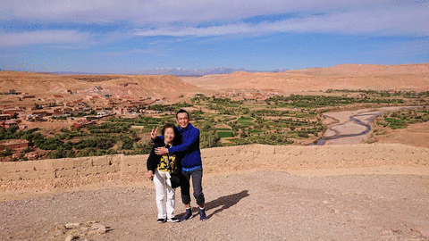 モロッコのワルザザートのアイト・ベン・ハッドゥ内を上の方まで登った頂上で写真撮影タイム8