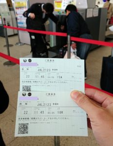 函館空港に伊丹空港でまずはチェックイン手続きを2