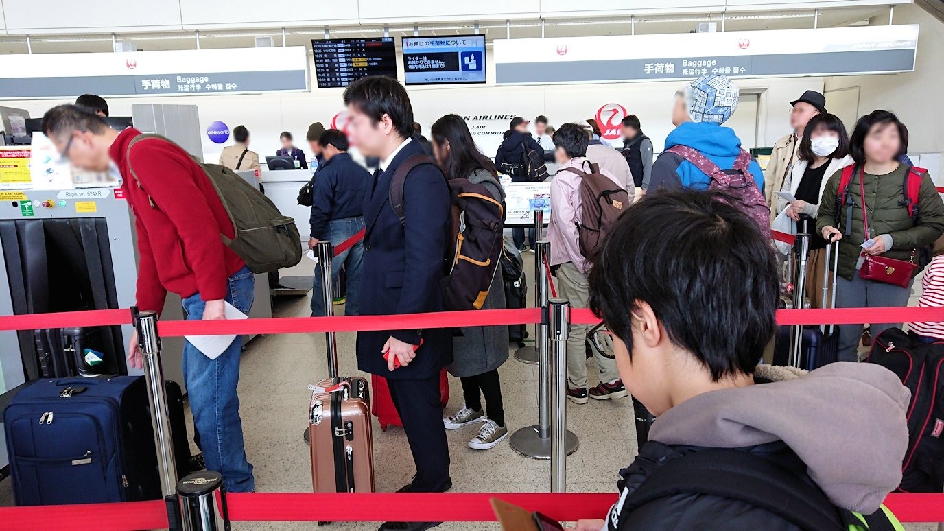 函館空港に伊丹空港でまずはチェックイン手続きを3