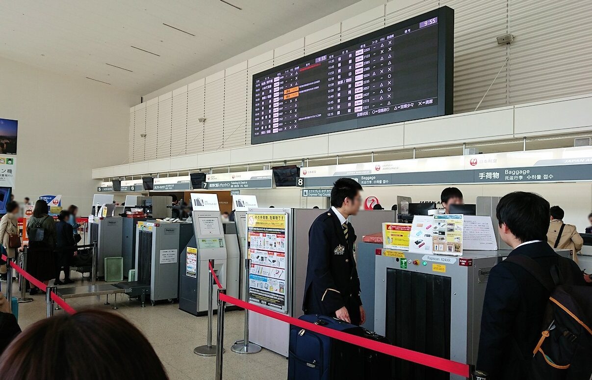 函館空港に伊丹空港でまずはチェックイン手続きを4
