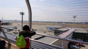 函館空港に伊丹空港でまずはチェックイン手続きを5