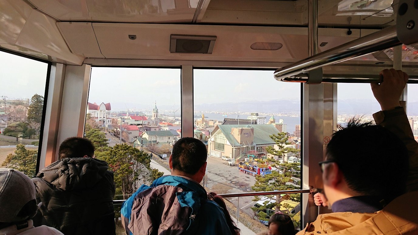 函館市内の函館山ロープウェイ乗り場で頂上を目指す4