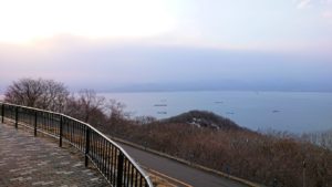 函館市内の函館山の頂上で夕暮れを待つ途中4