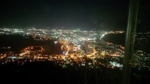 函館市内の函館山の頂上で夜景を楽しんだ1