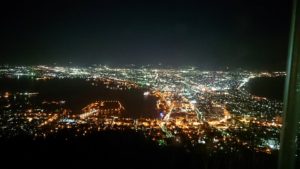 函館市内の函館山の頂上で夜景を楽しんだ2