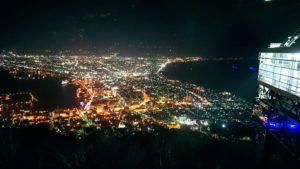 函館市内の函館山の頂上で夜景を楽しんだ6