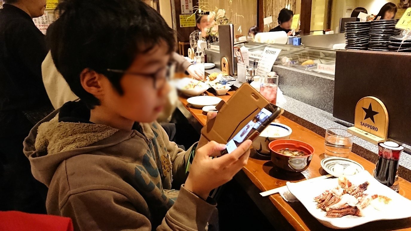 函館市内の金森赤レンガ倉庫辺りで晩御飯を食べる6