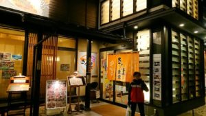 函館市内の金森赤レンガ倉庫辺りで晩御飯を食べる10