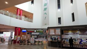 函館市内の金森赤レンガ倉庫辺りで晩御飯を食べて函館駅へ9