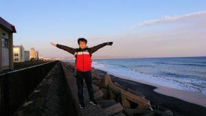 函館市内で五稜郭の見学を終えてホテル周辺で海を眺める2