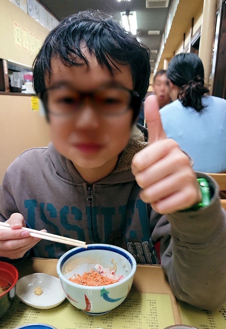 函館最終日、まずは朝市会場で朝食を食べている様子1