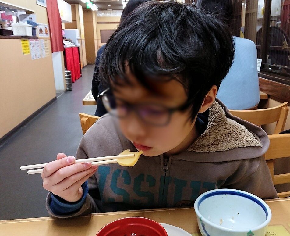 函館最終日、まずは朝市会場で朝食を食べている様子3