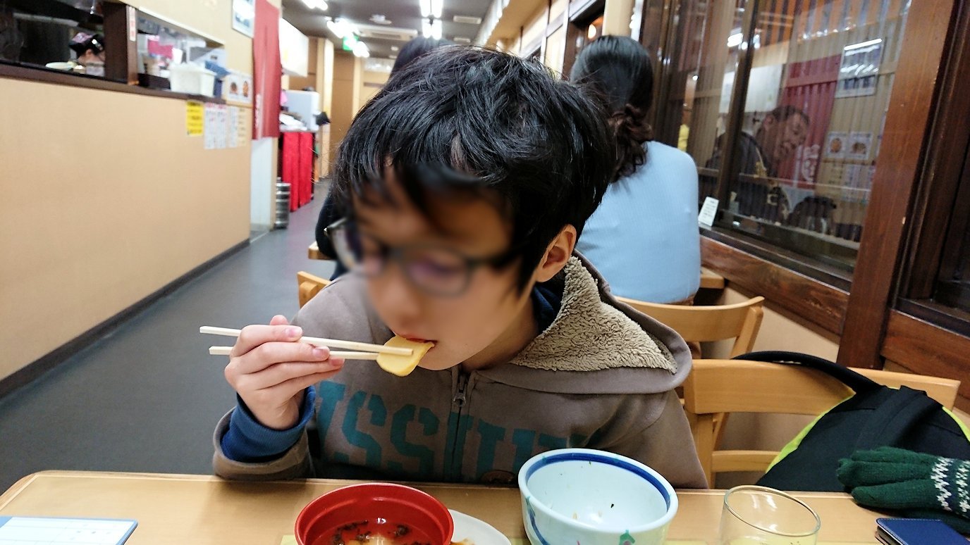 函館最終日、まずは朝市会場で朝食を食べている様子4