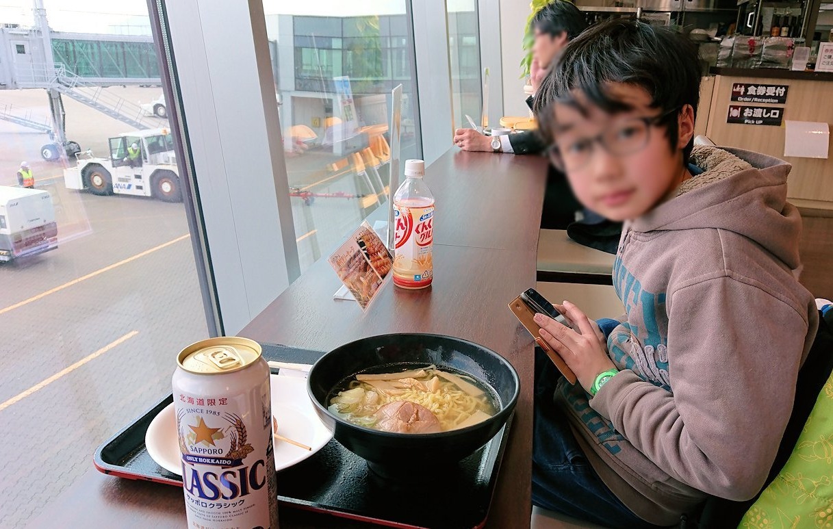 函館空港の国内線ターミナルにて美味しいラーメンを食べる5
