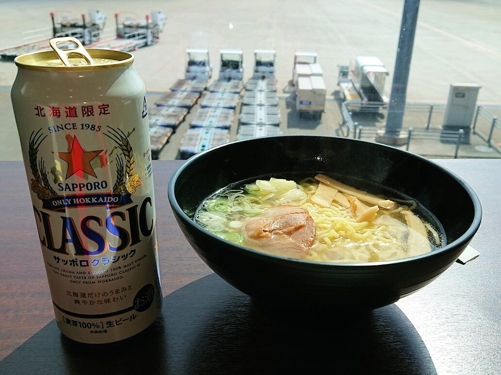函館空港の国内線ターミナルにて美味しいラーメンを食べる6