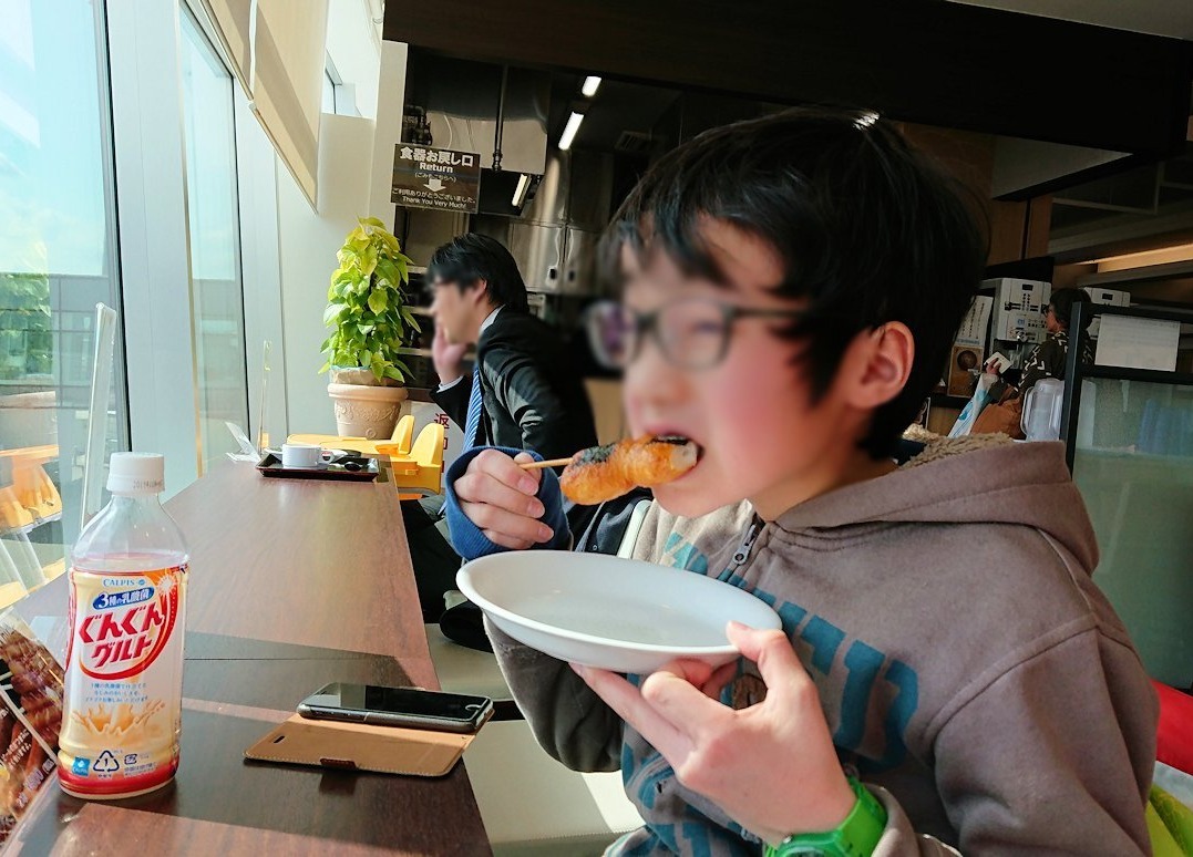 函館空港の国内線ターミナルにて美味しいラーメンを食べる8
