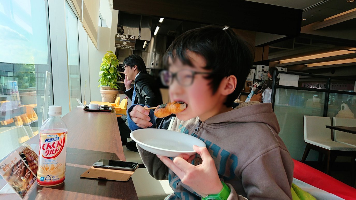 函館空港の国内線ターミナルにて美味しいラーメンを食べる8