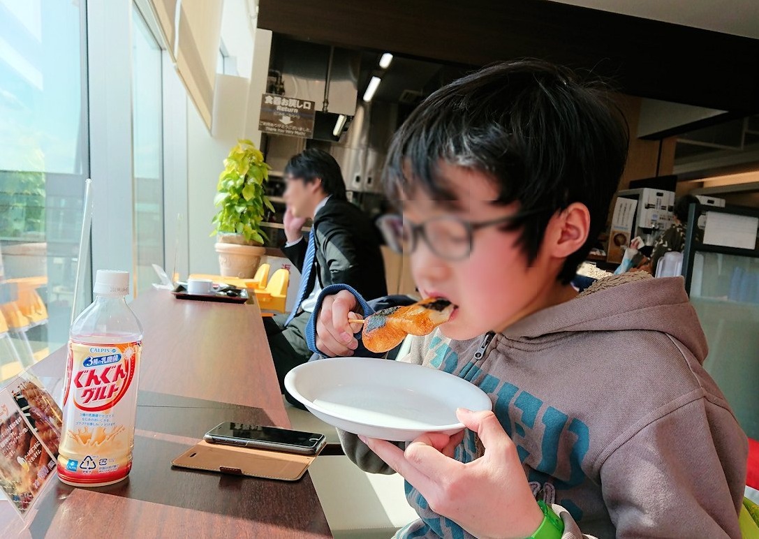 函館空港の国内線ターミナルにて美味しいラーメンを食べる9