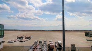 函館空港の国内線ターミナルにて飛行機を眺める2