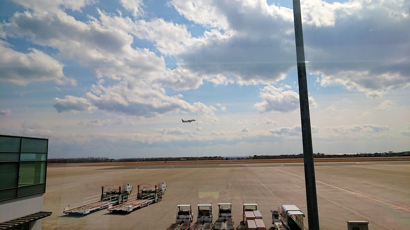 函館空港の国内線ターミナルにて飛行機を眺める3
