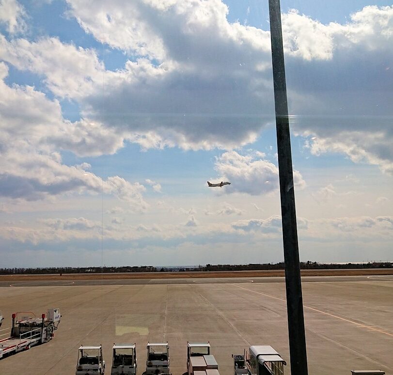 函館空港の国内線ターミナルにて飛行機を眺める4