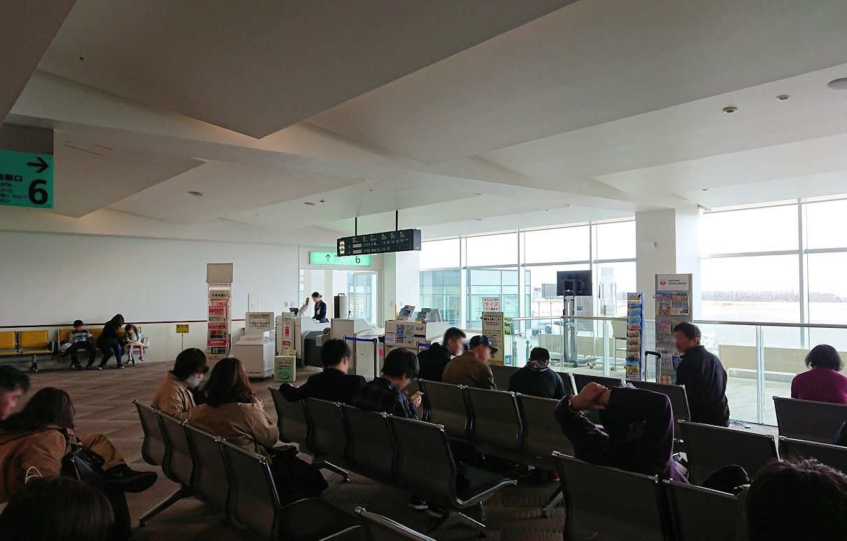 函館空港の国内線ターミナルにて飛行機を眺める5