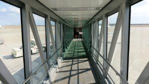 函館空港の国内線ターミナルにて飛行機を眺める8