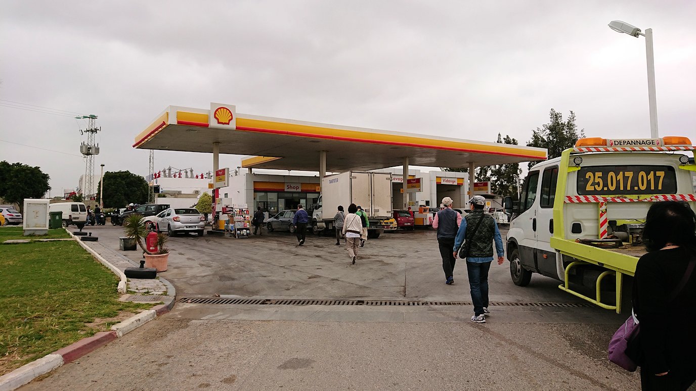 チュニジアのスースの街にある「マルハバ　ロイヤル　サレム」ホテルからドゥッガ遺跡に向けて移動する途中のガソリンスタンド