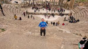 チュニジアのドゥッガ遺跡の劇場跡にて上に登ります10