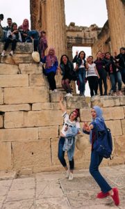 チュニジアのドゥッガ遺跡で奥に進んだ神殿前で記念撮影1