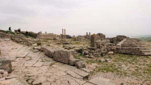 チュニジアのドゥッガ遺跡で奥に進んだ神殿前で記念撮影4