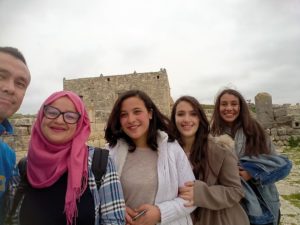 チュニジアのドゥッガ遺跡で奥に進んだ神殿前で記念撮影6